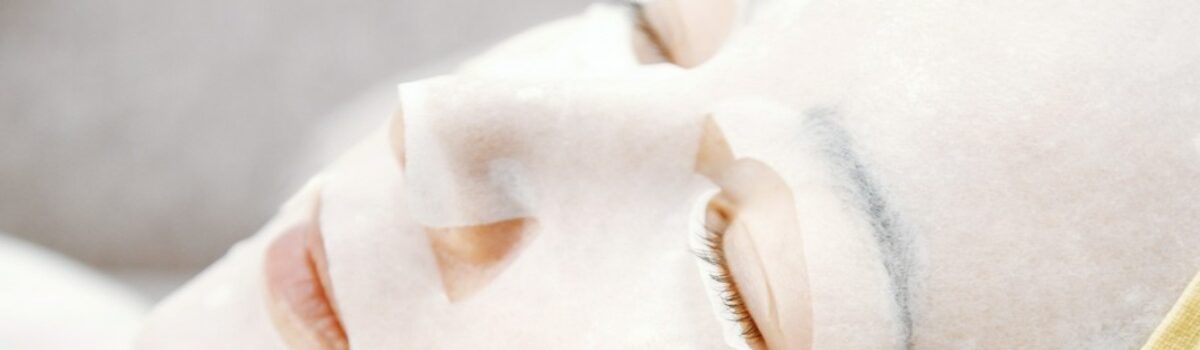 Maseczki nawilżające w płachcie – sposób na piękną skórę zimą